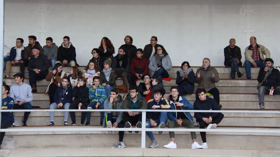 Gran ambiente en las gradas del estadio de Calabagueiros durante el CD Barco-UD Paiosaco