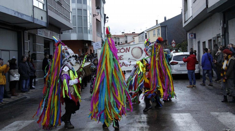 Mascarada ibérica.Cerca de 40 grupos y 800 personas participaron en la mascarada ibérica de Viana do Bolo