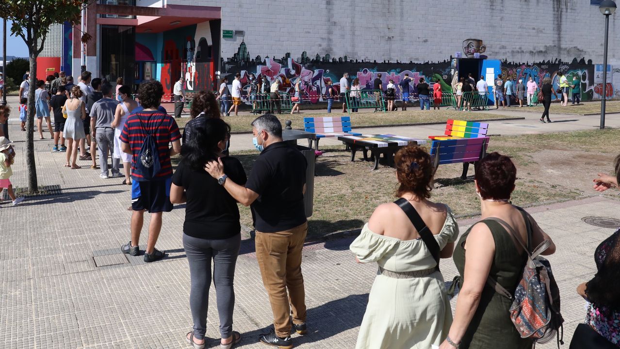 Colas ante el pabellón municipal de Milladoiro (Ames)