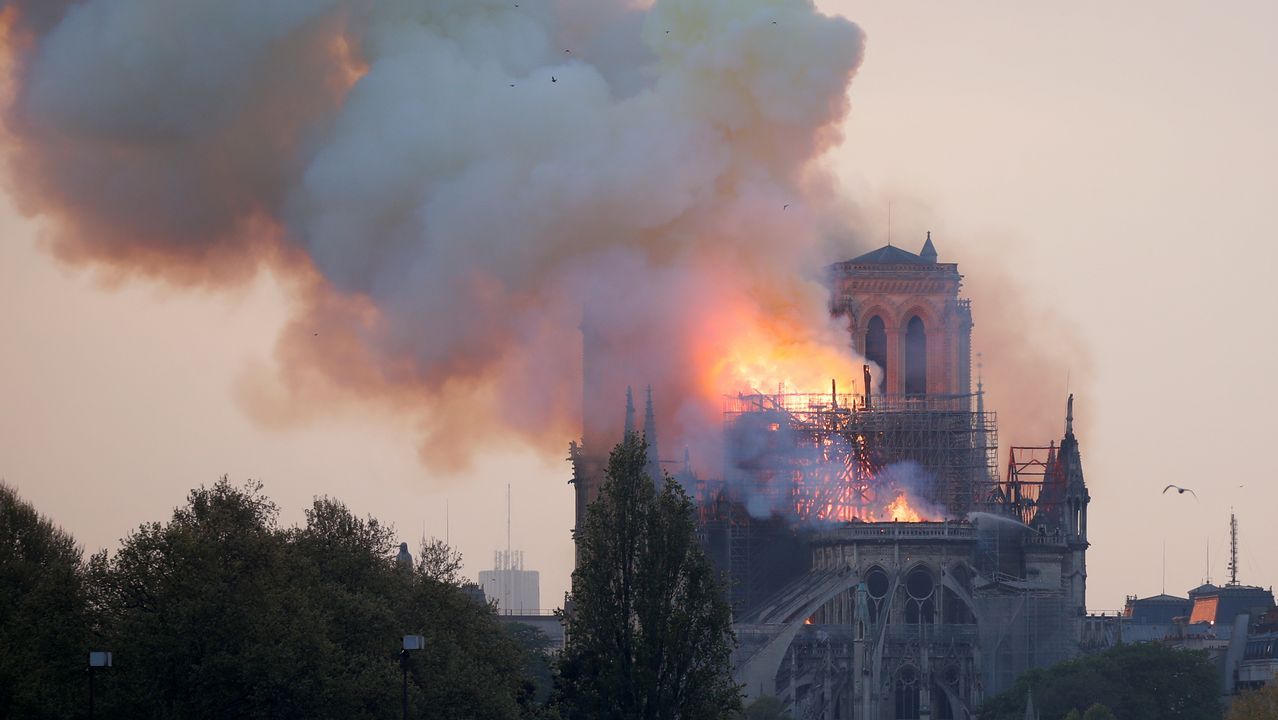 Unos bomberos dentro de la Catedral de Notre Dame