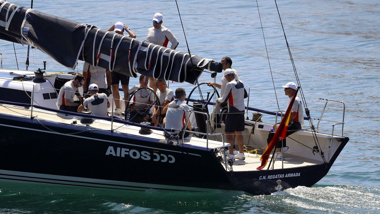 El rey Felipe, que estará al mando del Aifos 500, de la clase ClubSwan 50, llega al puerto acompañado del almirante Jaime Rodríguez Toubes