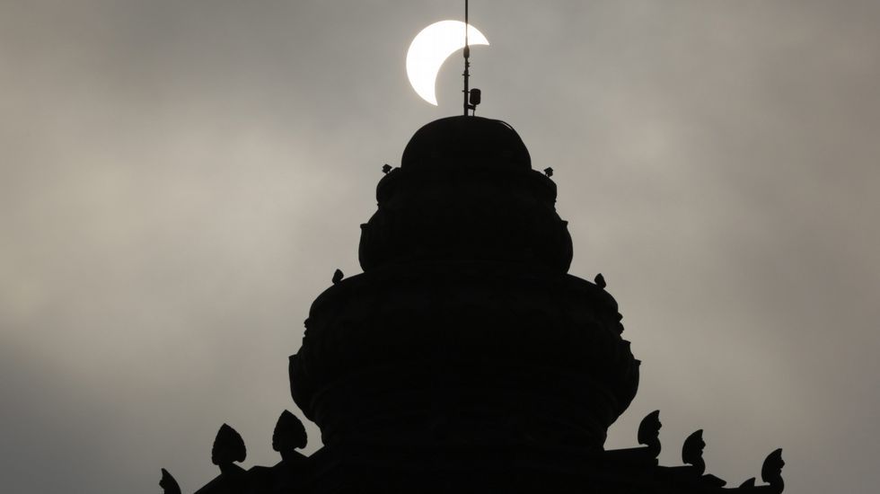 Imagen del eclipse desde una playa de Indonesia.
