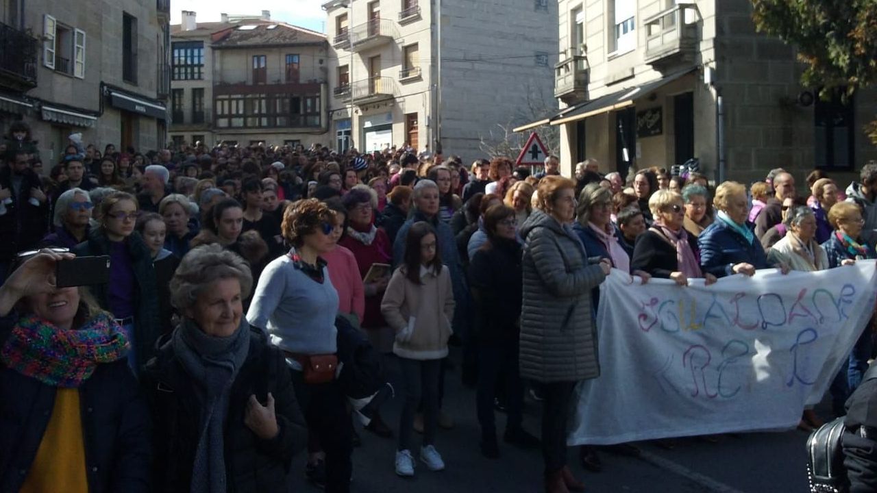 Manifestación del 8M en Allariz.Escolares y adultos salieron a manifestarse en el día de la mujer