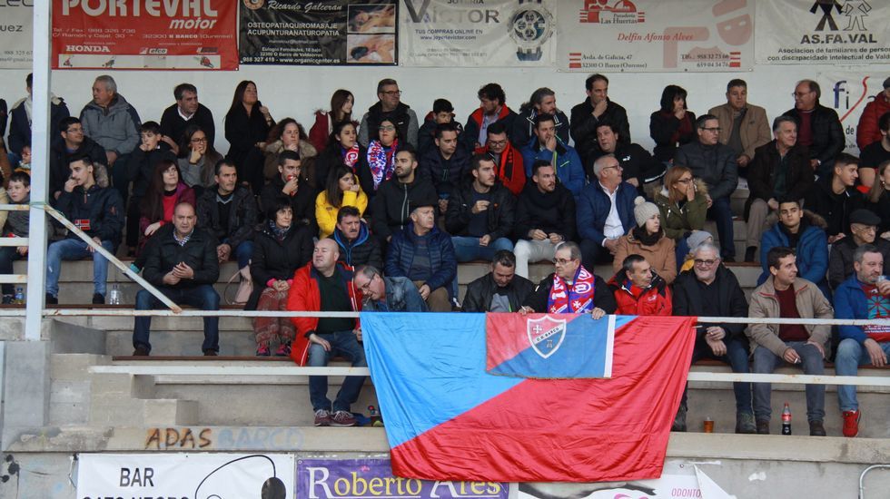 Gran ambiente en las gradas del estadio de Calabagueiros durante el CD Barco-UD Paiosaco