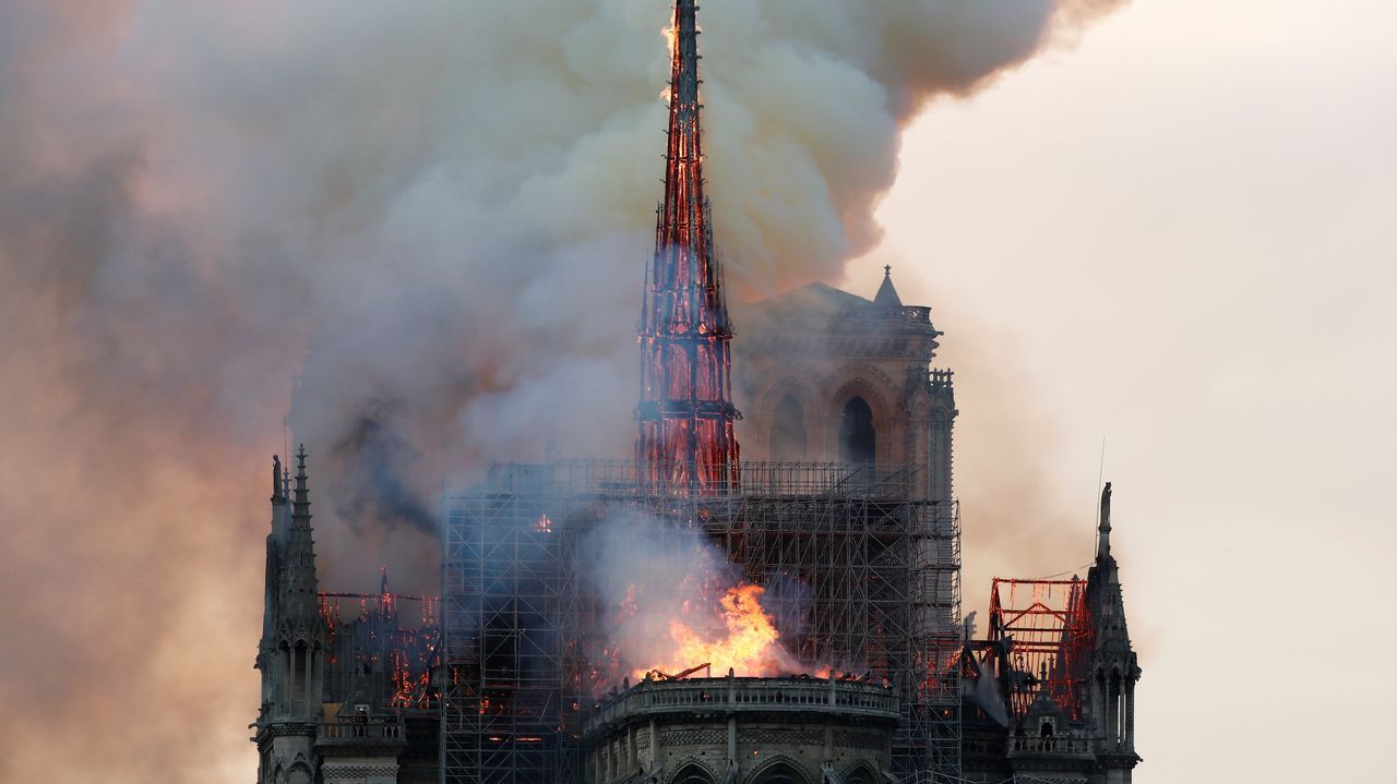 Unos bomberos dentro de la Catedral de Notre Dame