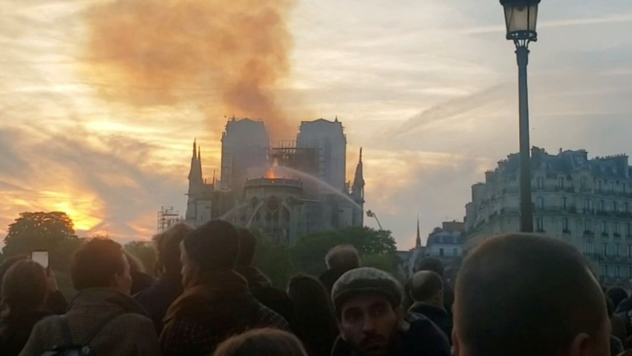 Unos bomberos dentro de la Catedral de Notre Dame