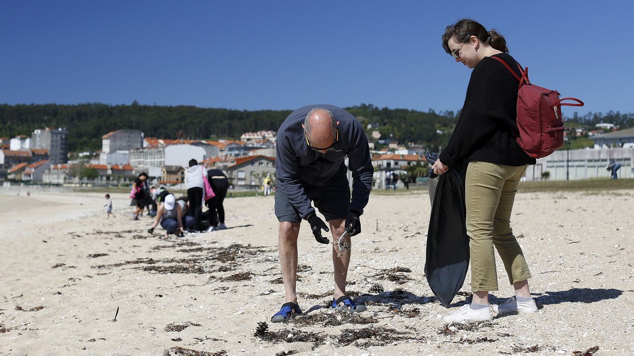 Limpieza multitudinaria de alumnos del Centro Británico que también se realizará en otros cinco arenales del norte de España EN LA PLAYA DE COROSO