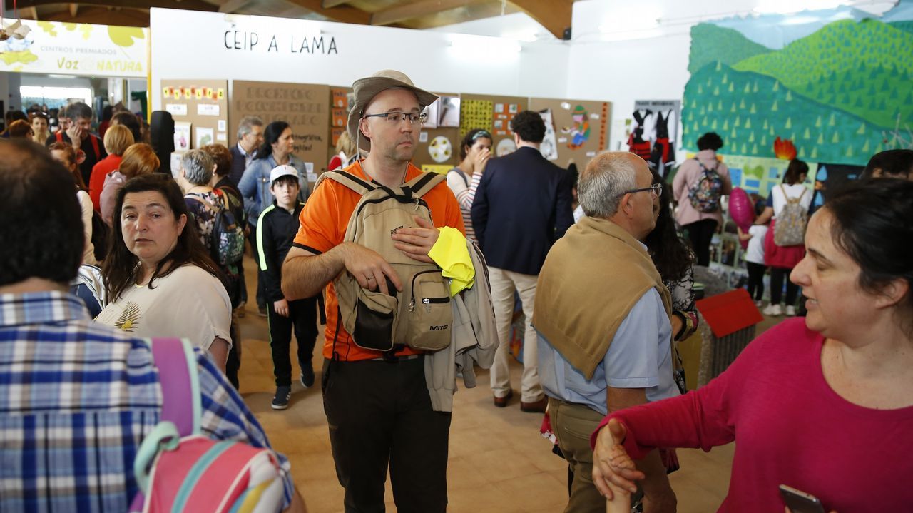 Xosé Luís Vilela Conde, director de La Voz de Galicia, entrega el Premio del concurso vídeos Na beira do río Sor al CEIP Francisco López Estrada (Mogor-Mañón. A Coruña). Recogen Pablo Sánchez González (coordinador y autor del vídeo), Alba Lage González y Sara Martínez Murias (alumnas)