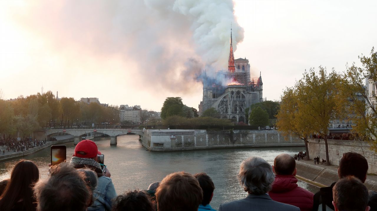 Unos bomberos dentro de la Catedral de Notre Dame