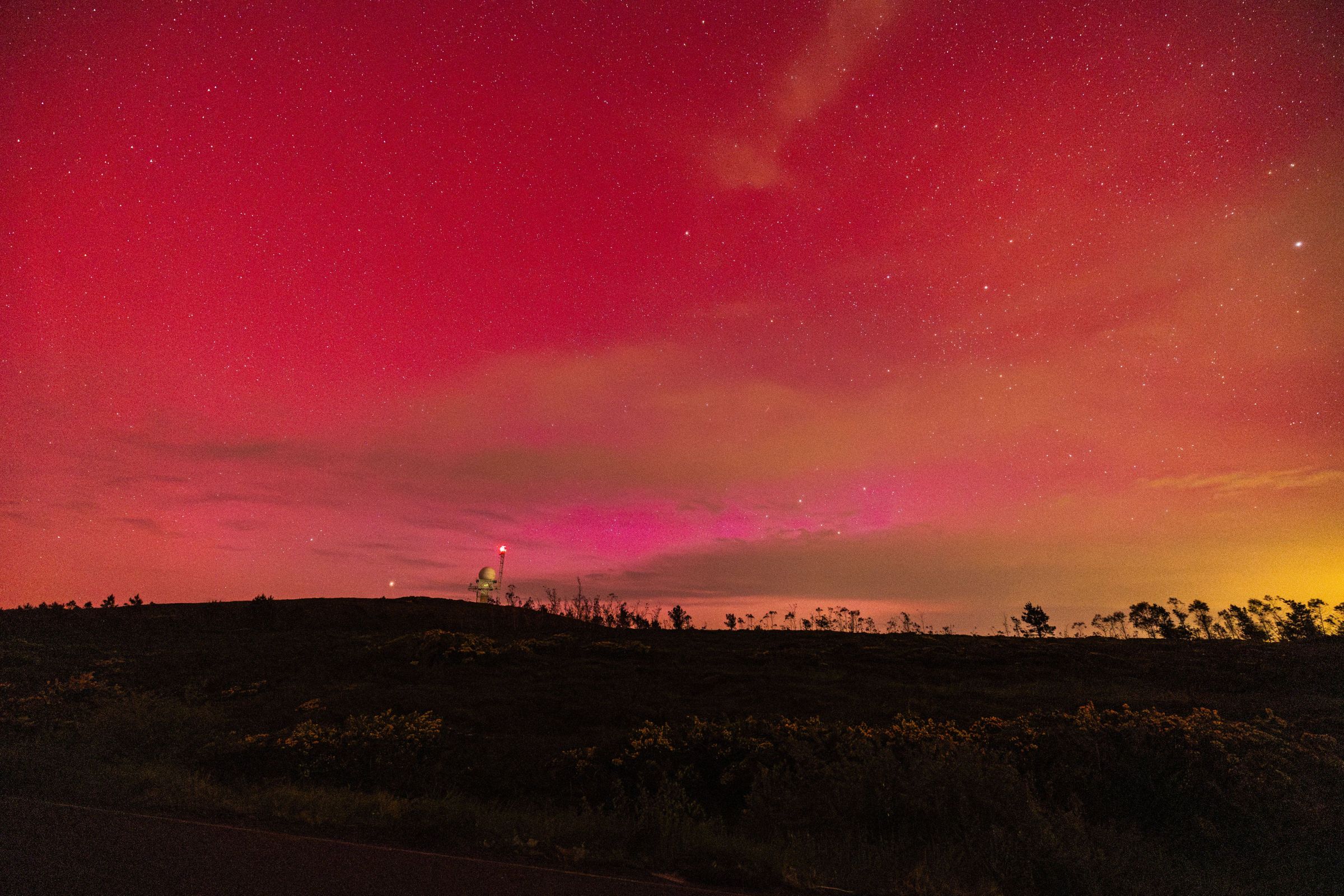 Aurora boreal vermella e rosa captada en Dumbra. 11/05/2024
