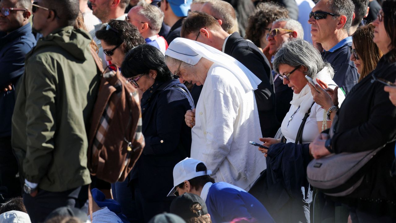 El presidente de Brasil, Lula da Silva, y su esposa caminan antes de la misa funeral del Papa Francisco, en el Vaticano.