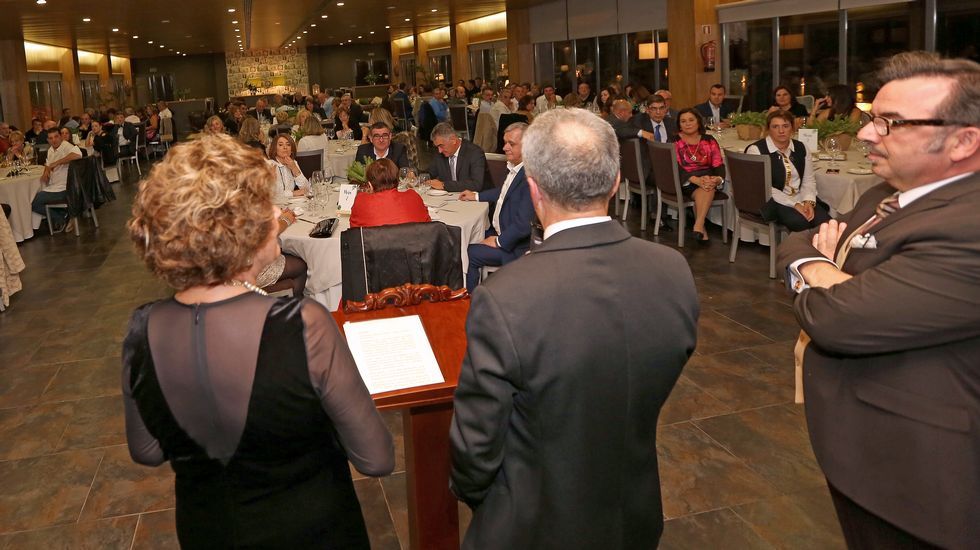 Homenaje al inspector jefe José Antonio Rilo en la cena benéfica de Renacer