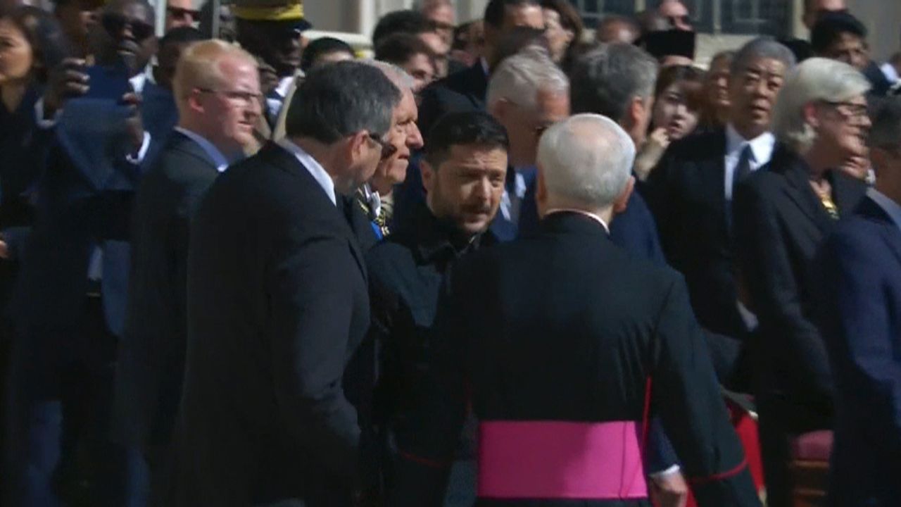 Zelenski, recibido entre aplausos en el funeral