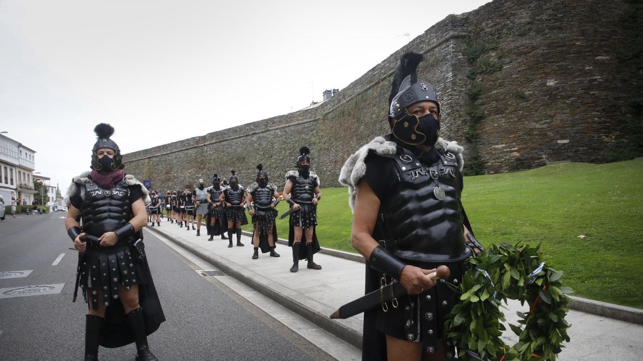 A Cohors II Lucensium e a Guardia Pretoriana percorreron o casco histórico e fixeron unha homenaxe floral na Mosqueira