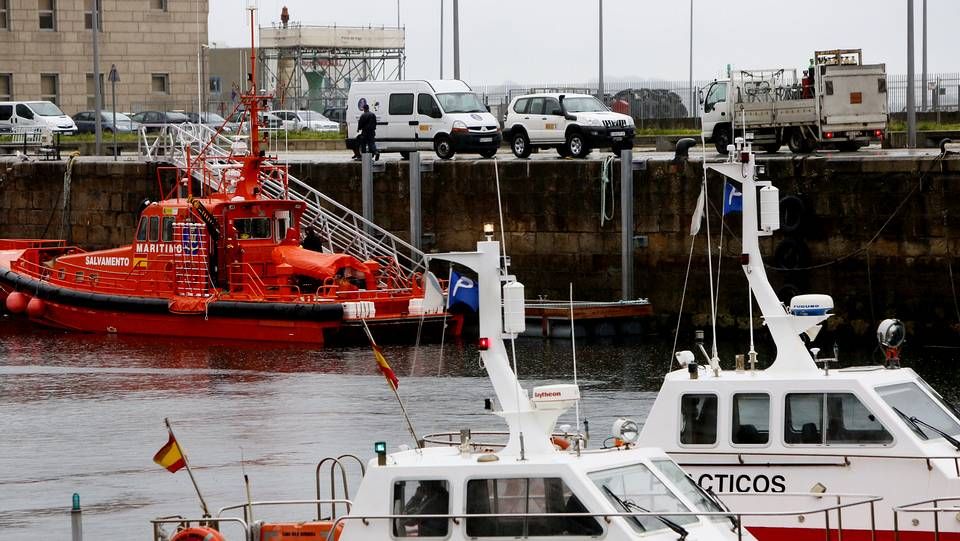 El mercante «Baltic Breeze» en la ría / Llegada de un cuerpo al puerto