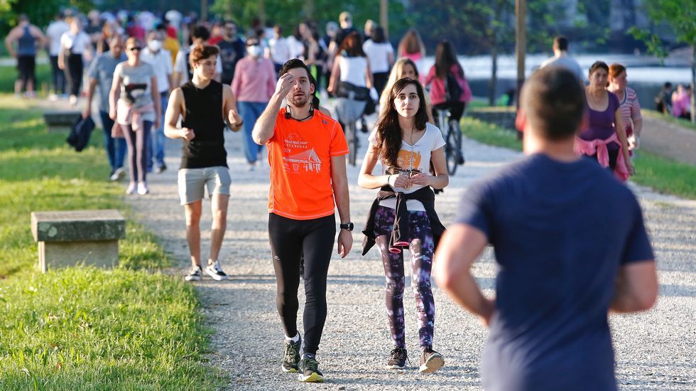 Miles de personas salen a pasear en Pontevedra en el segundo día de la desecalada