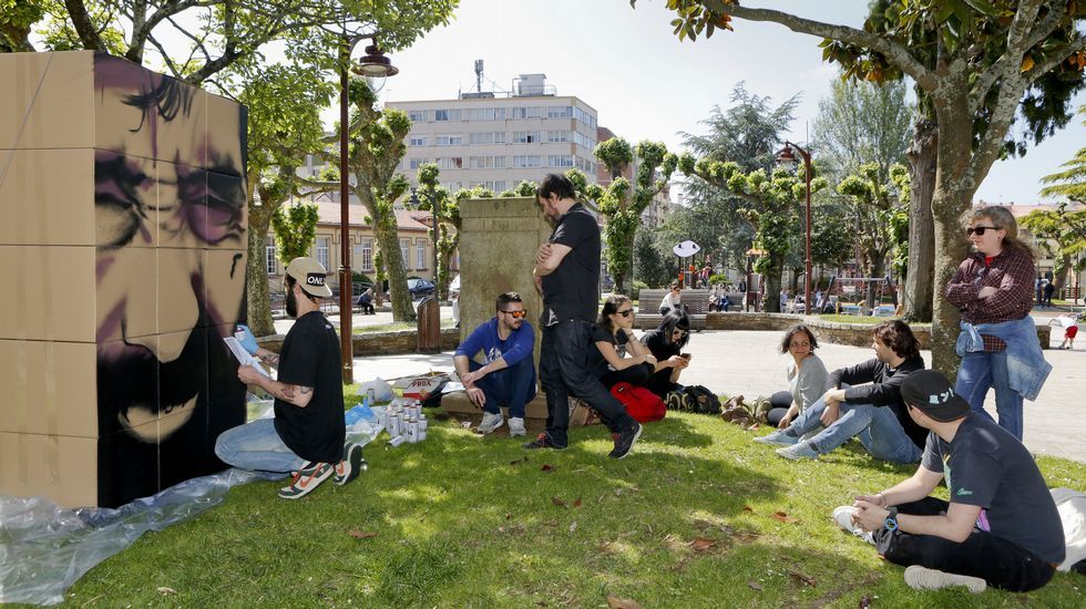 Taller del artista Sekone, sobre realismo, en el jardín municipal