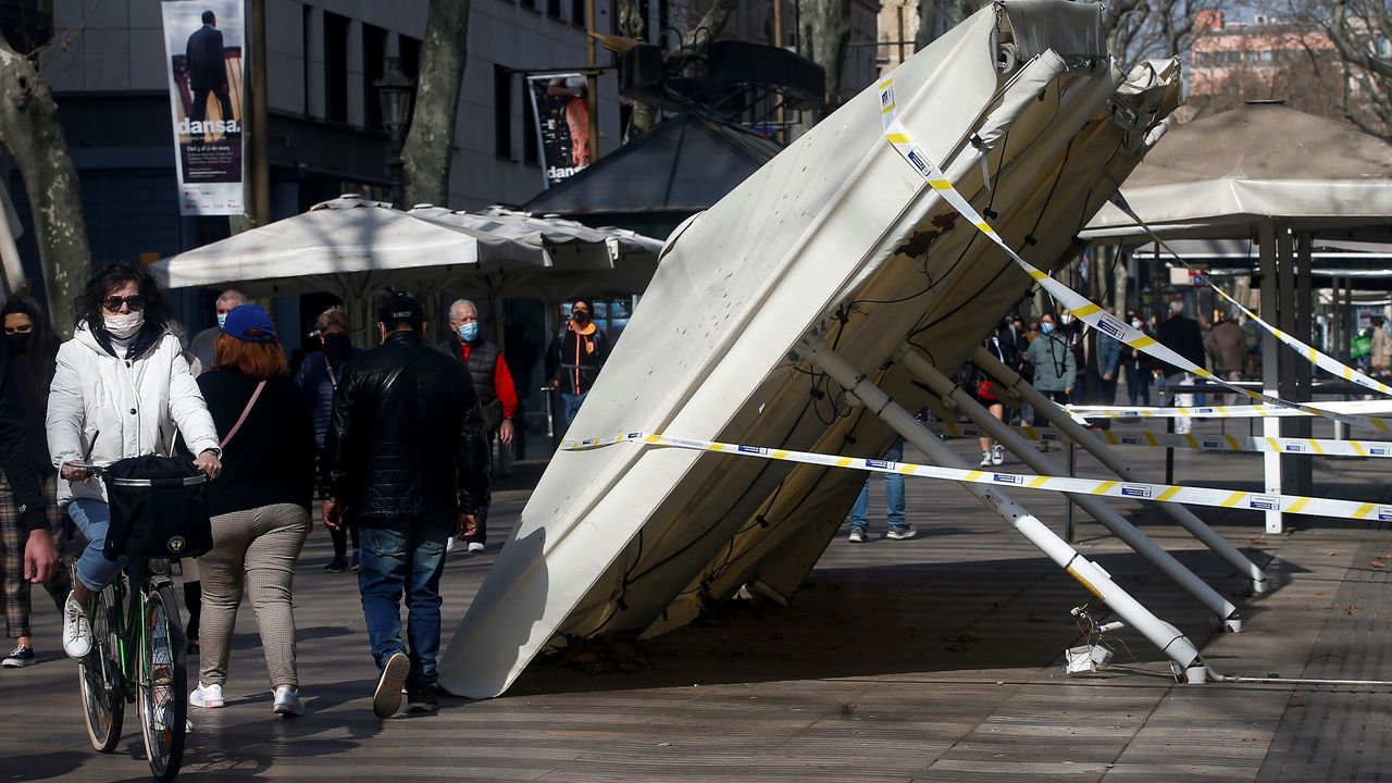 Sombrillas dañadas en las Ramblas de Barcelona durante los disturbios causados por las protestas desencadenadas tras el encarcelamiento del rapero Pablo Hasél
