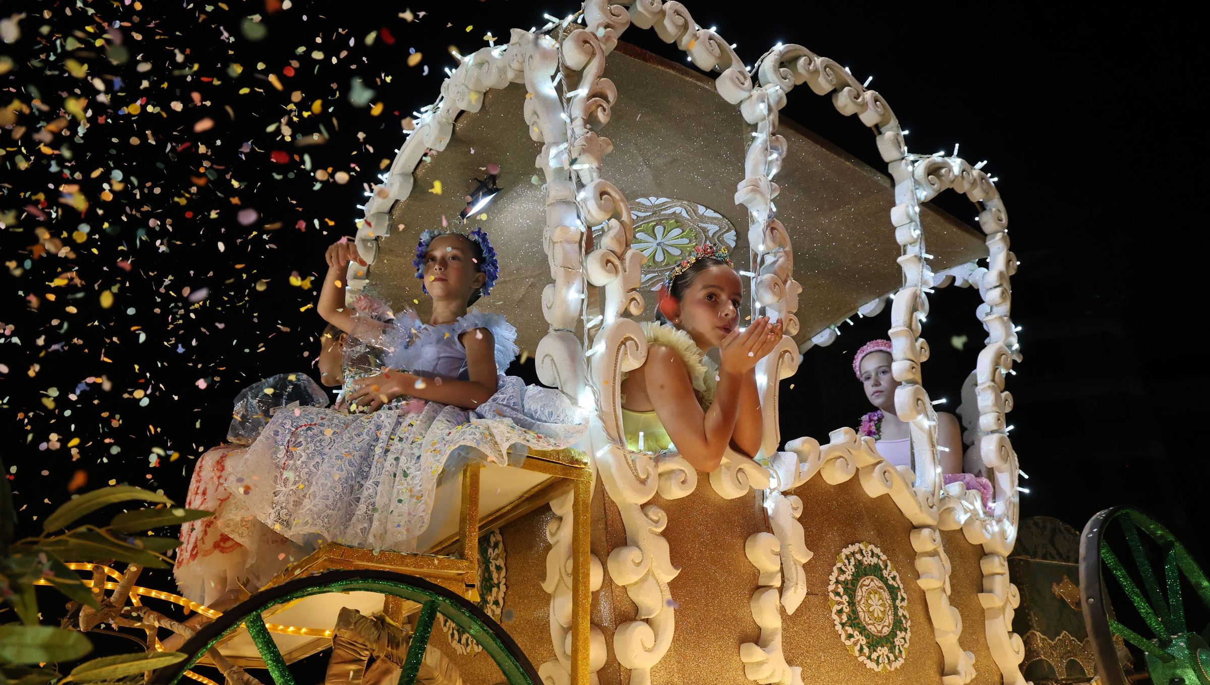 Unhas nenas lanzan confeti na Batalla das Flores de Vilagarca. 24/08/2025