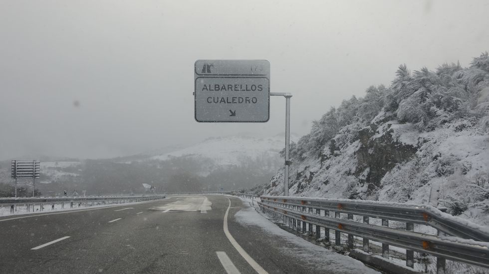 Nevada en la autovía A-52 alta de As Estivadas