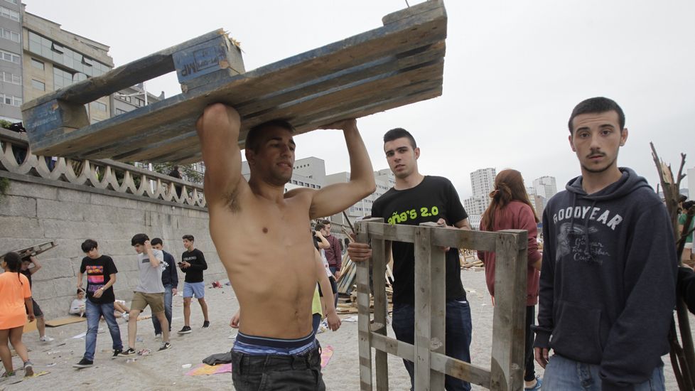 Jóvenes trasladando madera a las playas