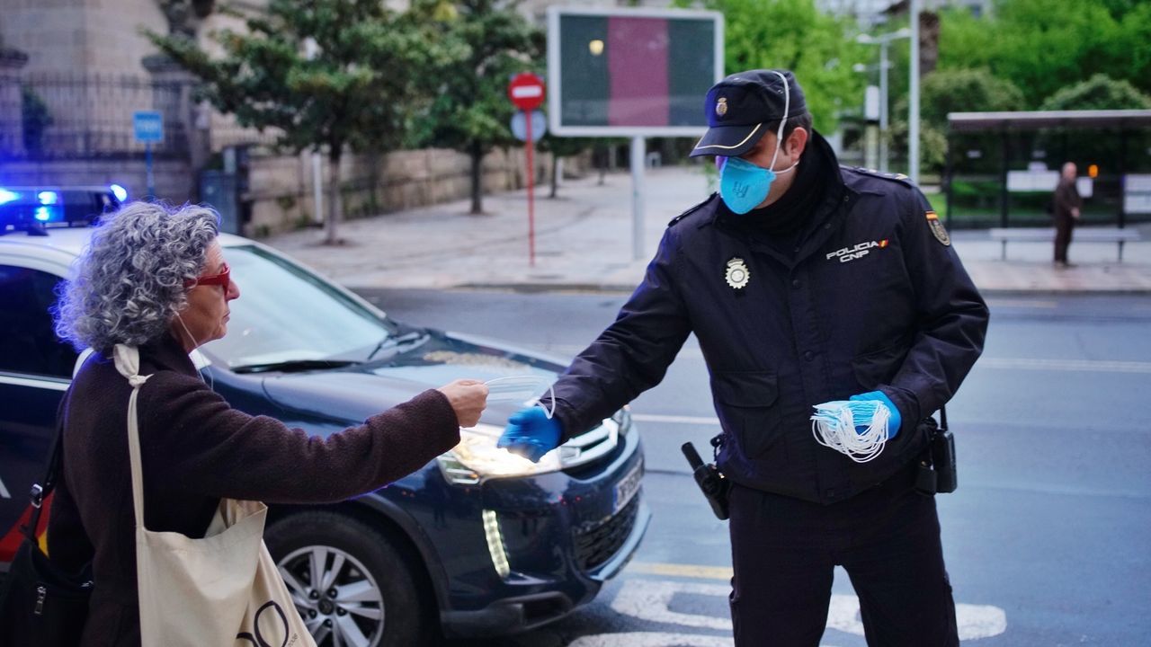 La Policía Nacional repartió mascarillas en la Alameda de Ourense