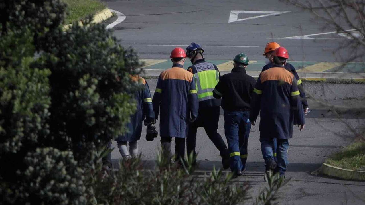 udef.Agentes en la planta coruñesa de Alu Ibérica