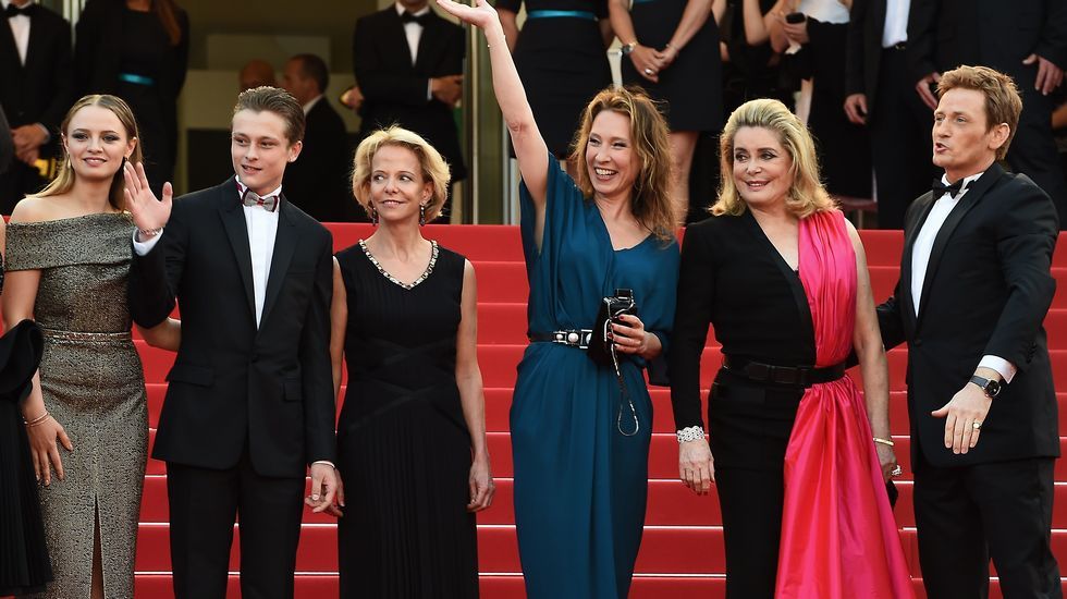 La directora y el elenco de «La tete haute» durante la alfombra roja