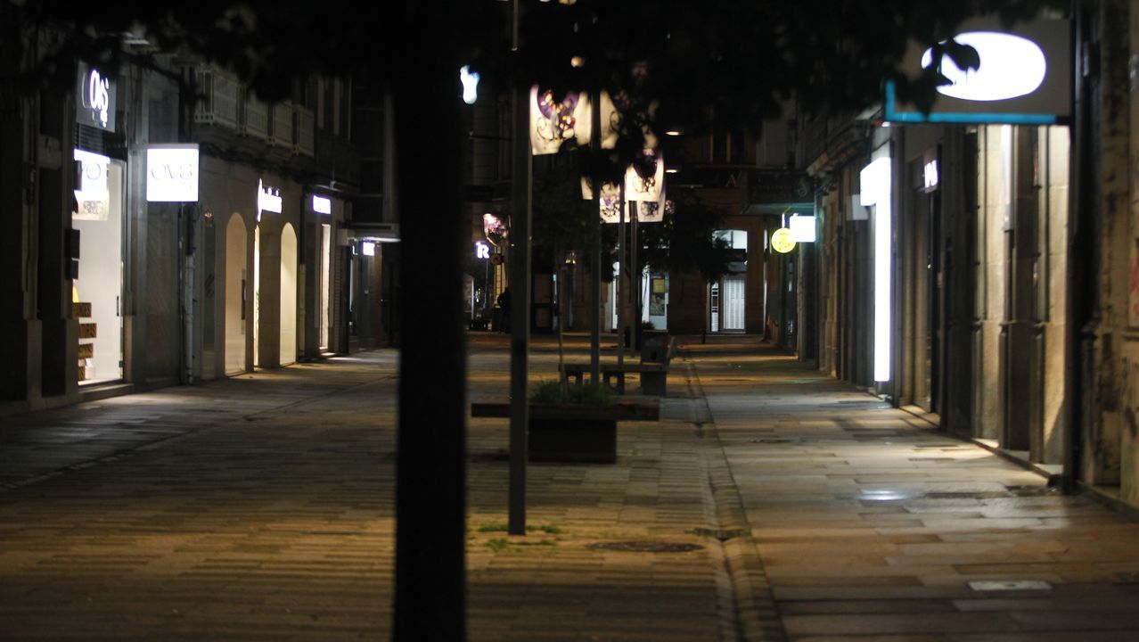 Calles vacías de Vilgarcía de Arousa por el toque de queda.