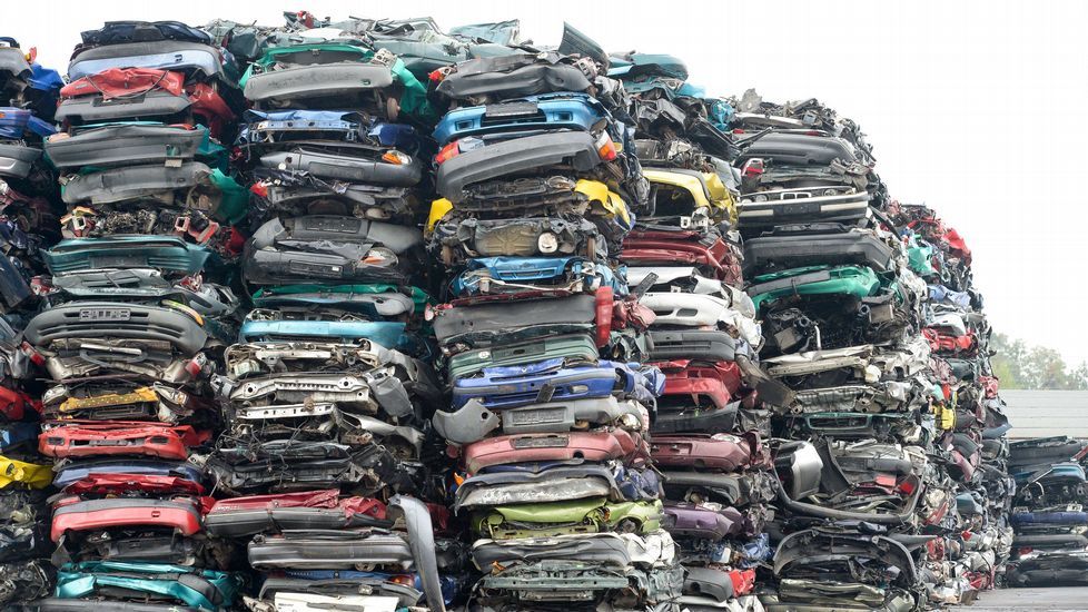 Coches comprimidos y apilados en Alemania oriental.