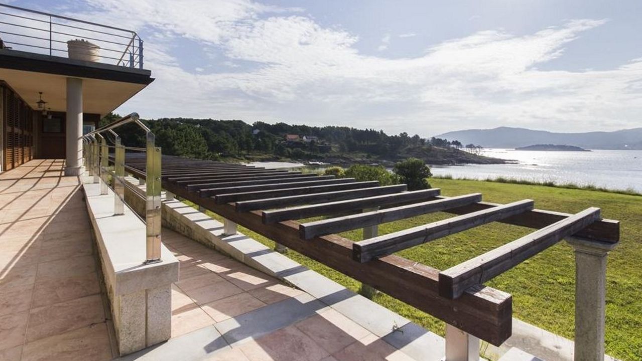 El emplazamiento en el que se sitúa la vivienda, con vistas a la ría de Muros, y el enorme terreno que la rodea son los principales puntos fuertes de una propiedad que llegó a estar a la venta por más de 4 millones
