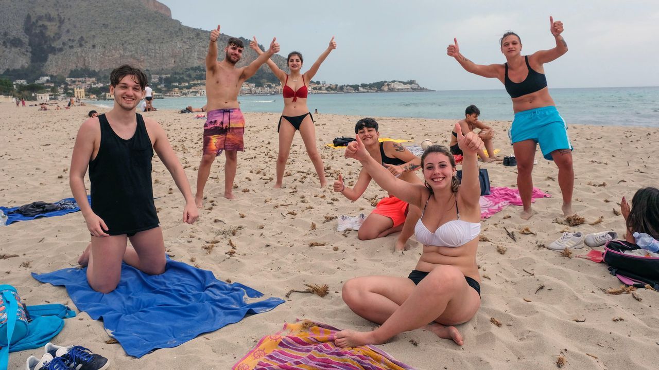 Bañistas en la playa de Mondello, en Palermo