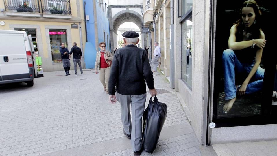 .Turismos estacionados en la plaza de Bretaña que llevan tanto tiempo parados que ya crían hierva.