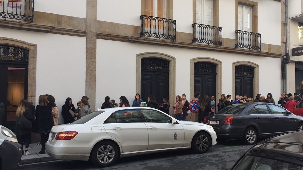 BLACK FRIDAY EN A CORUÑA. COLAS EN LA TIENDA ZARA DE CALLE COMPOSTELA ANTES DE QUE ABRIERA LAS PUERTAS