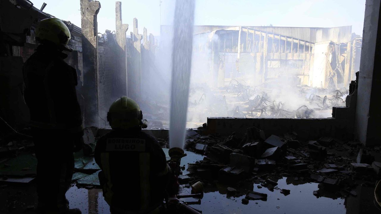 Más de 24 horas después del inicio del incendio, continúan los trabajos de extinción