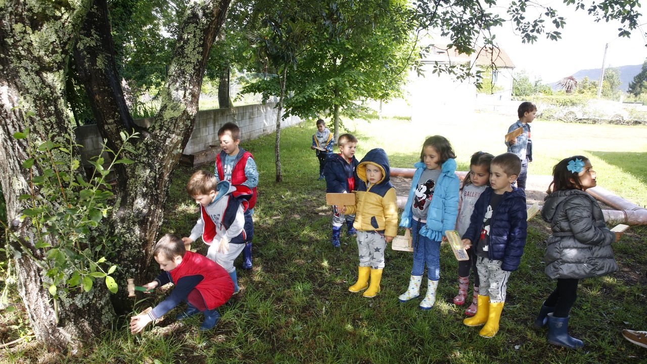 Alumnos de escuela unitaria del Saiar, que pertenece al CRA de Caldas de Reis, colocaron ayer los tableros con los códigos QR