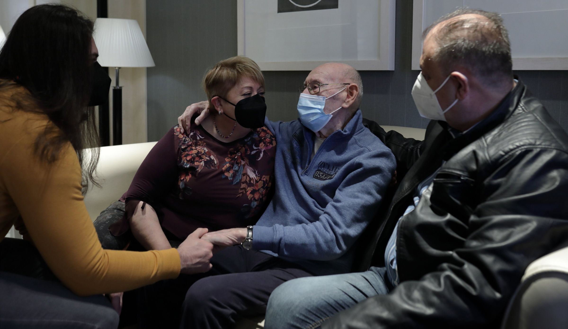 La emocin del reencuentro. Jos Pardo de 97 aos, vuelve a recibir la visita de su familia en la residencia DomusVI de Matogrande en A Corua. 14/04/2021