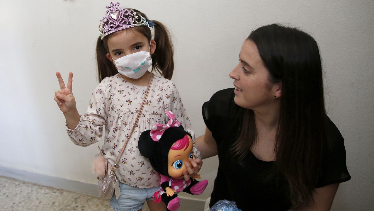 El primer paseo de los niños de Barbanza, en imágenes.La pequeña Aixa García, preparada para salir