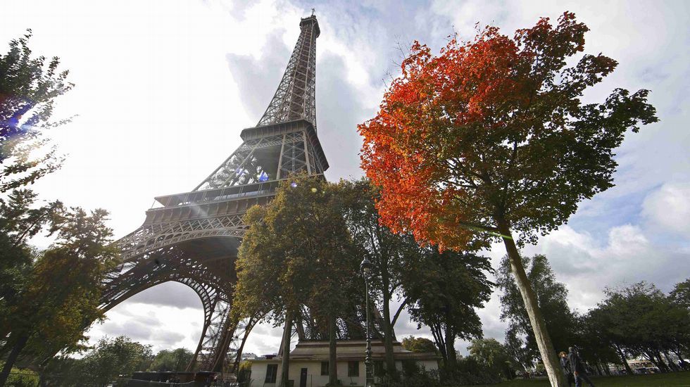 Colores del otoño bajo la torre Eiffel.