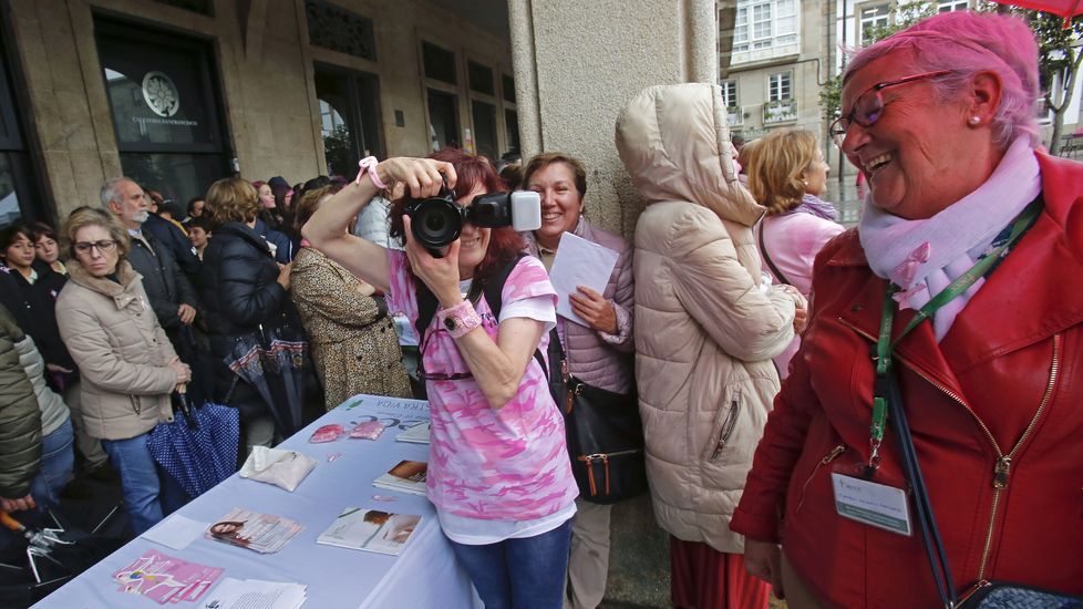 Manos levantadas por el cáncer de mama