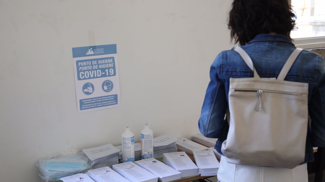 Colas ante el pabellón municipal de Milladoiro (Ames)