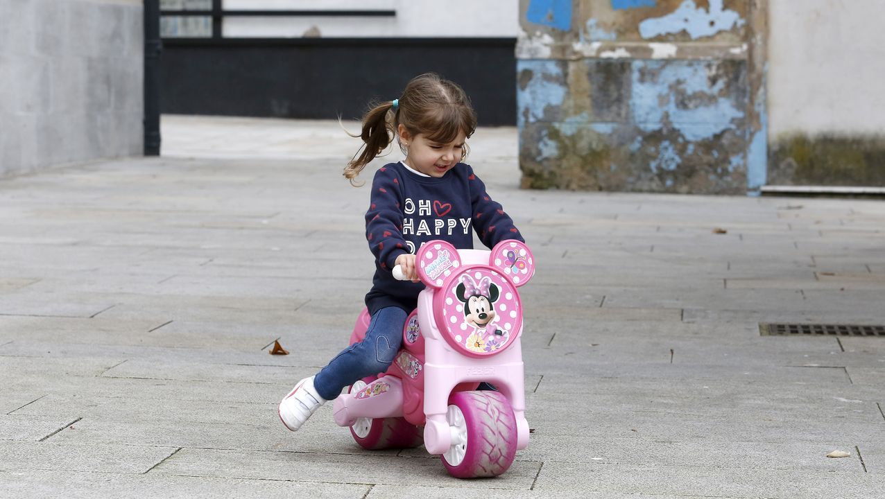 El primer paseo de los niños de Barbanza, en imágenes.Una pequeña juega con su moto en A Pobra