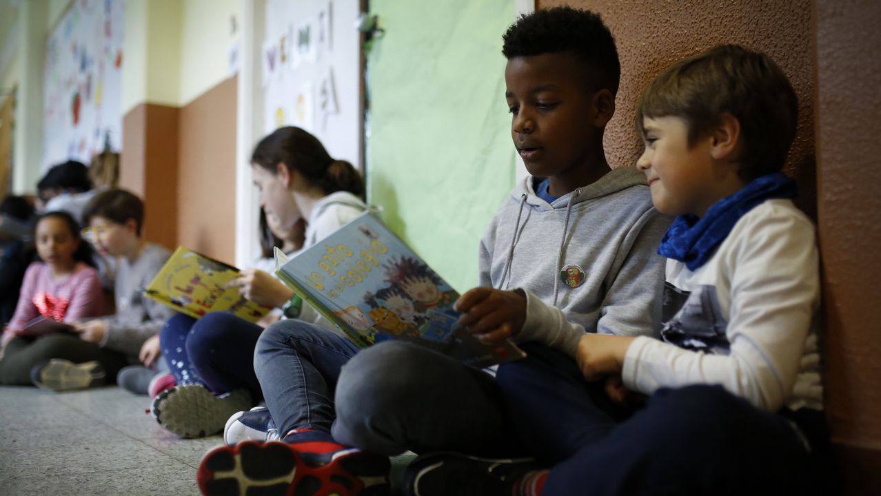 Los escolares del Colegio Anxo da Garda celebran el Dia Internacional del Libro