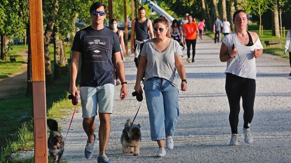 Miles de personas salen a pasear en Pontevedra en el segundo día de la desescalada