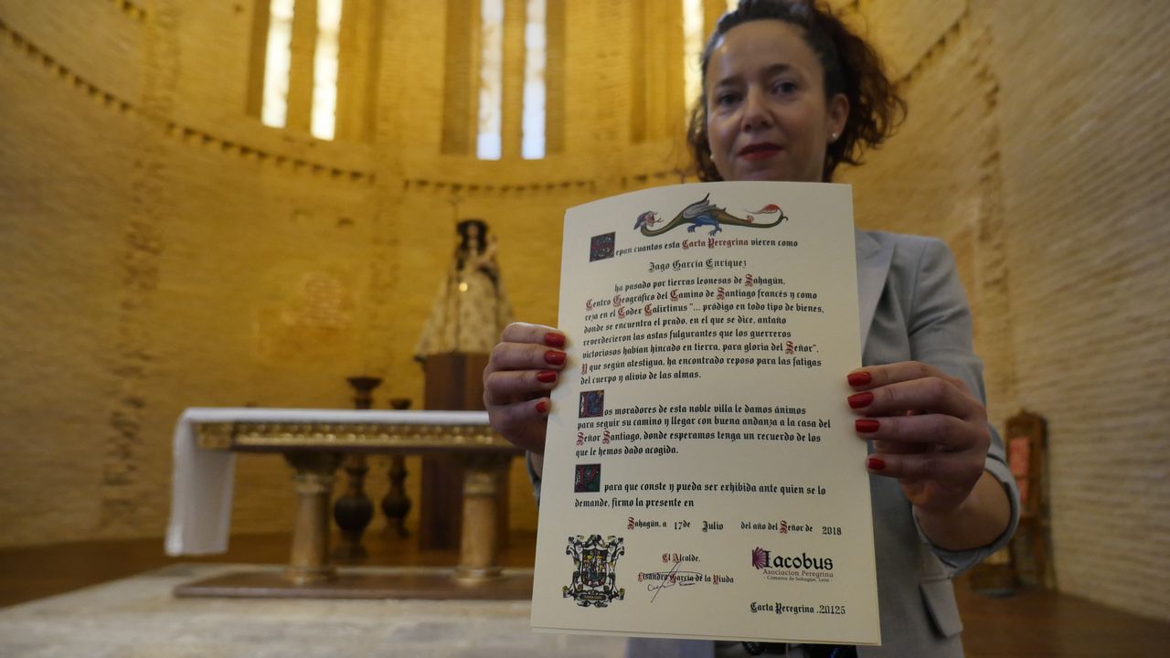 En la Iglesia de la Peregrina de Sahagún nos entregan la Carta Peregrina que acredita que hemos cumplido la mitad del Camino Francés
