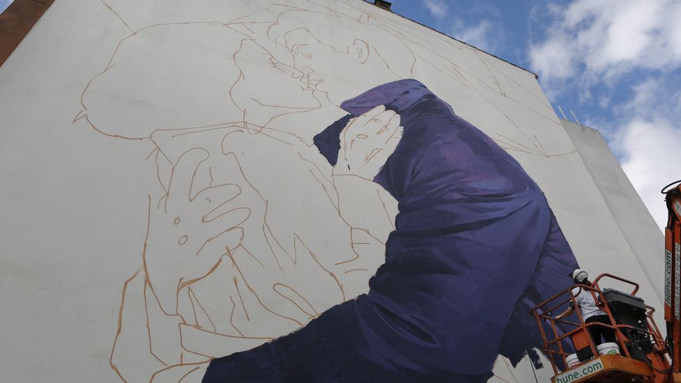 La polaca Natalia Rak interviene en la calle Vila de Negreira