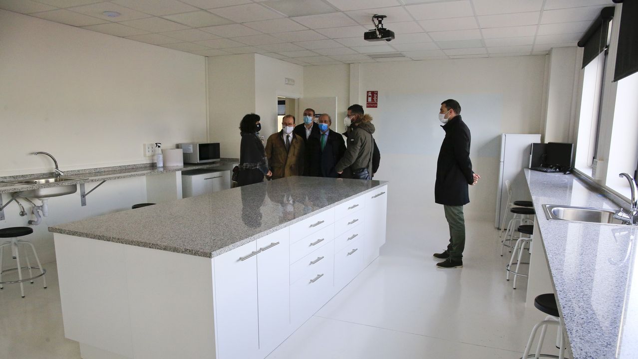 Junto a las aulas están instalados los laboratorios