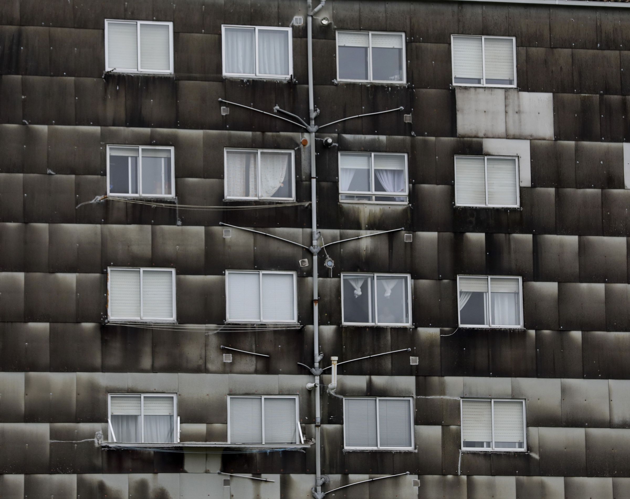 Feismo. Fachada de un edificio no Milladoiro. 9/05/2021