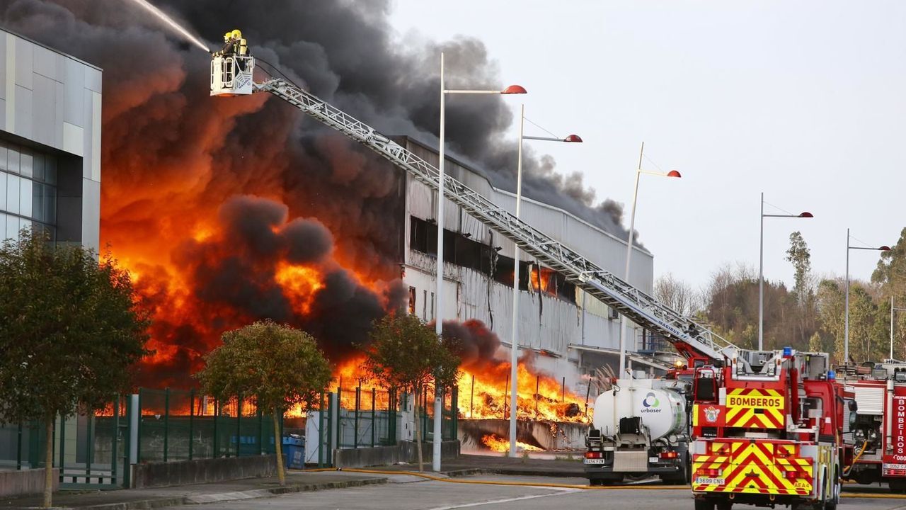 Así amaneció tras el incendio la fábrica de bolsas de papel de Narón