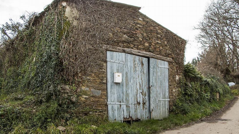 Antigua capilla de Figueira, convertida en un garaje